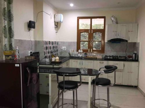 Η κουζίνα ή μικρή κουζίνα στο Cozy Solan Apartment with Stunning Views