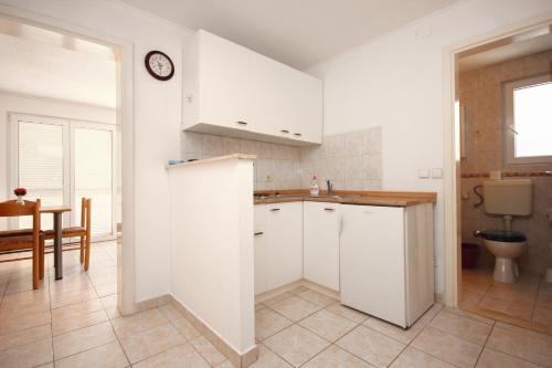 Biała kuchnia ze zlewem i toaletą w obiekcie Apartments with a parking space Orebic, Peljesac - 10160 w Orebiciu