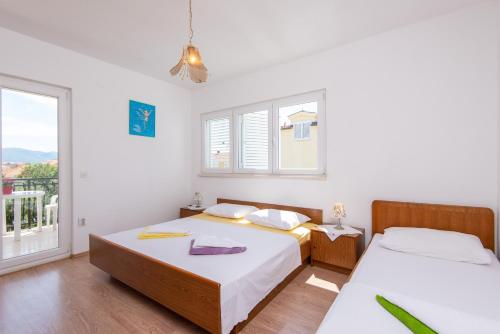 sypialnia z 2 łóżkami i oknem w obiekcie Apartments with a parking space Orebic, Peljesac - 10160 w Orebiciu