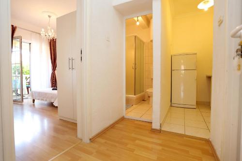 Apartments with a parking space Orebic, Peljesac - 10103 في أوربيك: ممر به حمام ومرحاض في غرفة