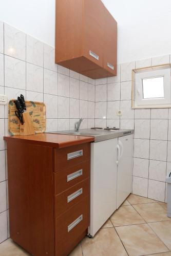 Dapur atau dapur kecil di Apartments by the sea Sreser, Peljesac - 10105