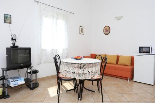 Televisyen dan/atau pusat hiburan di Apartments by the sea Sreser, Peljesac - 10105
