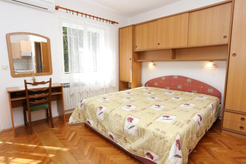 a bedroom with a bed and a desk at Apartments with a parking space Trpanj, Peljesac - 10111 in Trpanj
