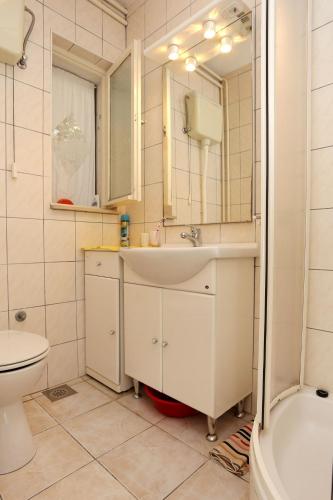 Ένα μπάνιο στο Apartments with parking space Trpanj, Peljesac - 10111