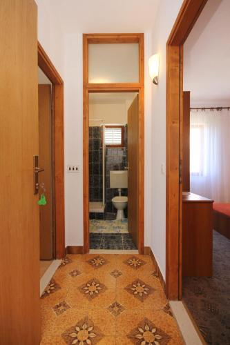 a hallway with a bathroom with a toilet and a door at Apartments with parking space Orebic, Peljesac - 10159 in Orebić