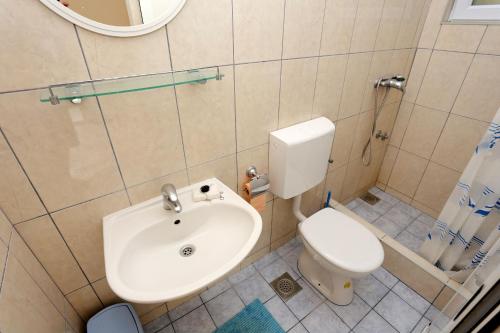 een badkamer met een wastafel en een toilet bij Apartment Viganj 10116c in Viganj