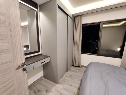 45m luxury room royal view near all services في عمّان: غرفة نوم بسرير ونافذة كبيرة
