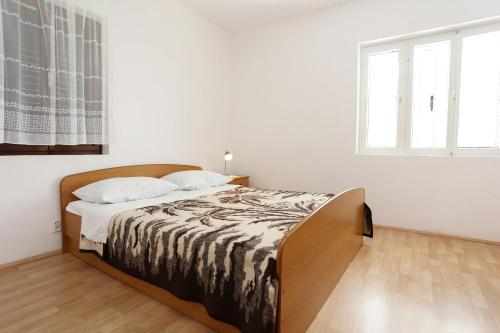 um quarto com uma cama num quarto branco em Apartments with a parking space Trpanj, Peljesac - 10148 em Trpanj