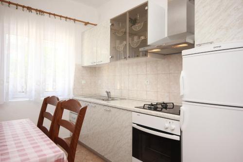 Ett kök eller pentry på Apartments with a parking space Orebic, Peljesac - 10150