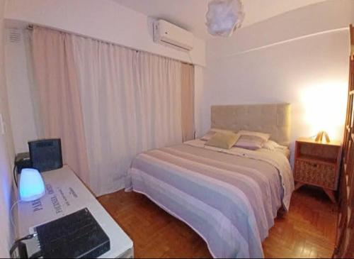1 dormitorio con 1 cama y escritorio con ordenador portátil en Mi Lugar en Buenos Aires I en Buenos Aires