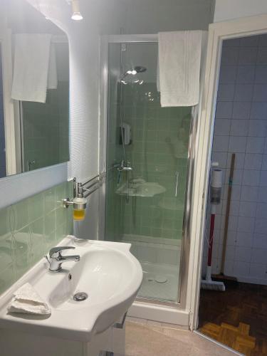 une salle de bain avec un lavabo et une douche dans l'établissement Studio Rue De Dijon, à La Fillotte