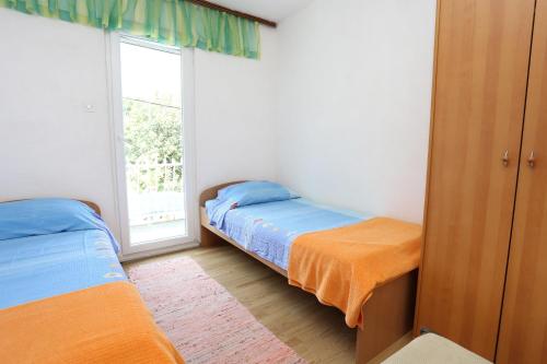 Un dormitorio con dos camas y una ventana en Apartments with parking space Duba Peljeska, Peljesac - 10229, en Orebić