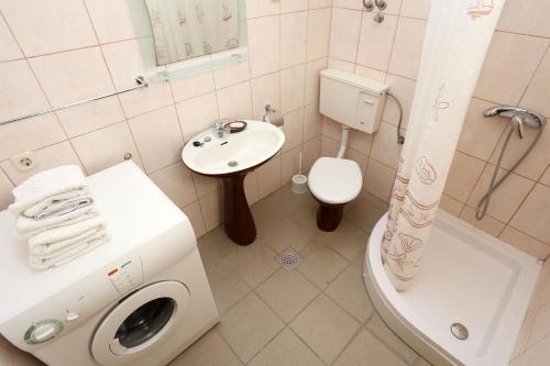 Un baño con lavadora y lavabo. en Apartments with parking space Duba Peljeska, Peljesac - 10229, en Orebić