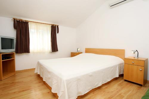 Postel nebo postele na pokoji v ubytování Apartments by the sea Zuljana, Peljesac - 10228