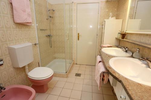 Ένα μπάνιο στο Apartment Trpanj 10046a