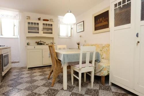 Kuchyň nebo kuchyňský kout v ubytování Apartment Trpanj 10046a