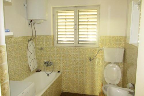 ein Badezimmer mit einem WC, einem Waschbecken und einer Badewanne in der Unterkunft Seaside holiday house Susica, Ugljan - 9664 in Ugljan