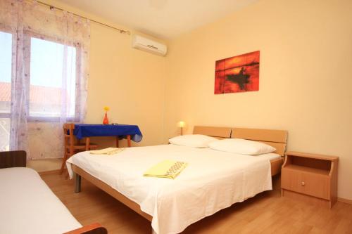 a bedroom with two beds and a window at Apartments with a parking space Orebic, Peljesac - 10256 in Orebić