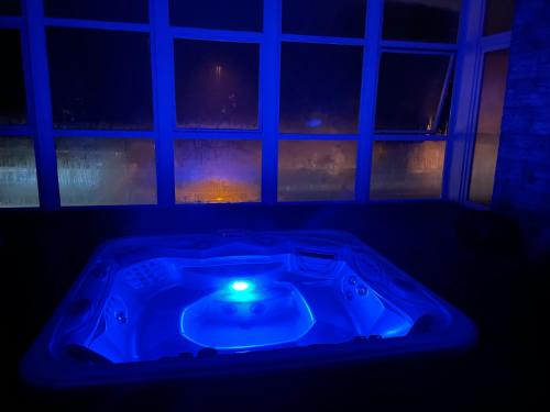 a blue bath tub in a dark room with a window at Una vista increíble al Pacifico in Concón
