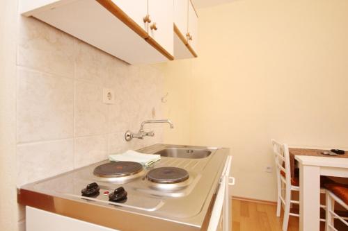 een keuken met een wastafel en een fornuis bij Studio Orebic 10256b in Orebić