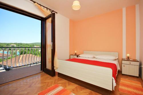 een slaapkamer met een bed en een groot raam bij Apartments by the sea Loviste, Peljesac - 10182 in Lovište