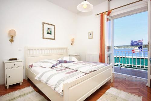 ein Schlafzimmer mit einem Bett und einem großen Fenster in der Unterkunft Double Room Loviste 10181a in Lovište