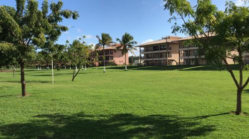 a large grassy field in front of a building at Villa das aguas -Praia do saco -Próximo as lagoas dos Tambaquis e Mangue Seco -térreo in Estância