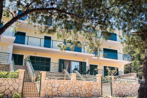 Το κτήριο όπου στεγάζεται  το διαμέρισμα