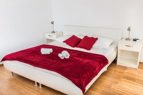 Schlafzimmer mit einem weißen Bett und roten Kissen in der Unterkunft Apartments by the sea Rogac, Solta - 11655 in Grohote