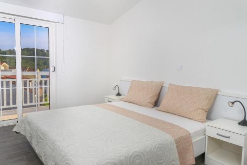 Postel nebo postele na pokoji v ubytování Apartments with a parking space Hvar - 11681