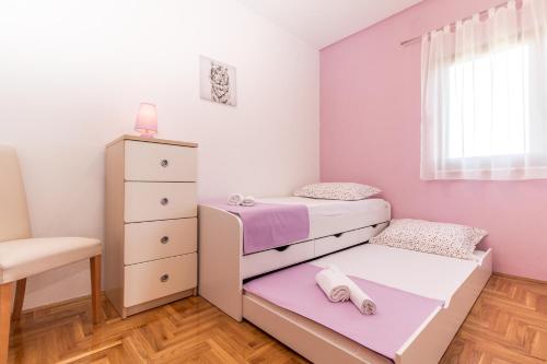 Apartments with a parking space Kastel Kambelovac, Kastela - 11678