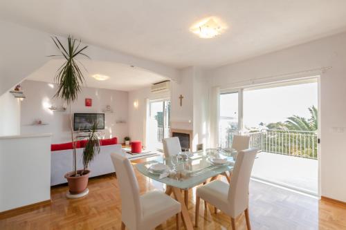Apartments with a parking space Kastel Kambelovac, Kastela - 11678