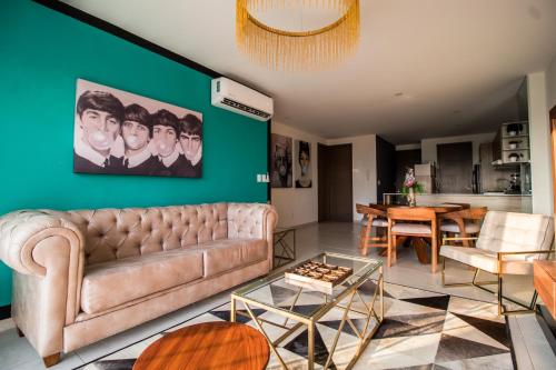 una sala de estar con un sofá y una mesa en NIZA FIVE Luxury Beach Apartments, en Puerto Vallarta