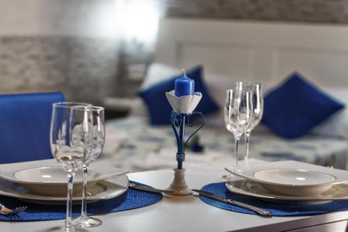 シラクーサにあるStella Marisのワイングラスとキャンドルが置かれたテーブル