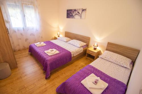 Katil atau katil-katil dalam bilik di Apartments with a swimming pool Gustirna, Trogir - 11703