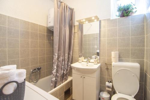 Bilik mandi di Apartments with a swimming pool Gustirna, Trogir - 11703