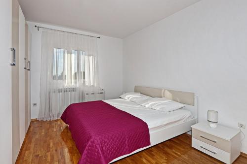 Un pat sau paturi într-o cameră la Holiday house with a swimming pool Lozovac, Krka - 11715
