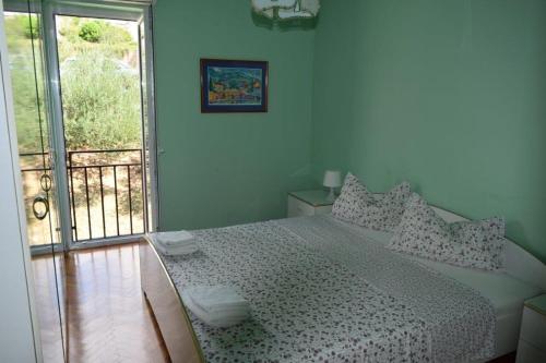 Posteľ alebo postele v izbe v ubytovaní Apartments with WiFi Bol, Brac - 11728
