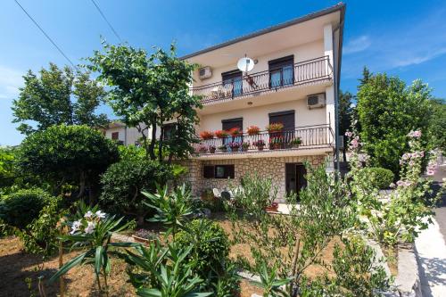 Apartments with parking space Novi Vinodolski - 11702