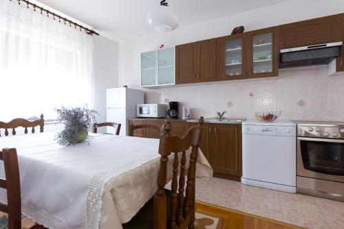 Apartments with parking space Novi Vinodolski - 11702