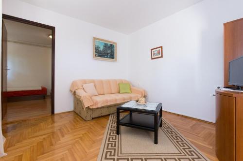 Apartments with parking space Novi Vinodolski - 11702