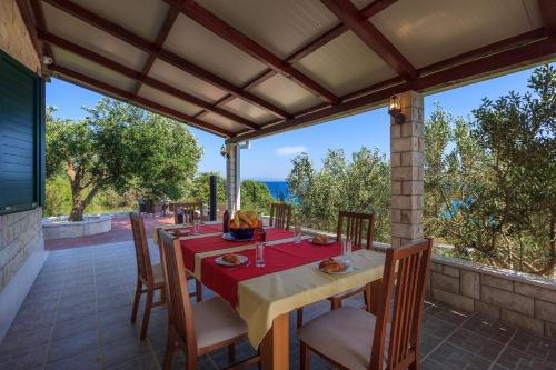 Seaside luxury villa with a swimming pool Cove Siroka, Ciovo - 11749