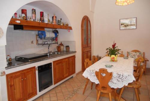 パトゥにあるLa casa di Angelaのキッチン(テーブル、コンロ、テーブル、椅子付)