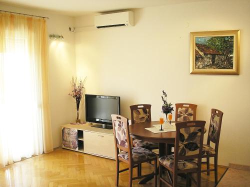Apartments with a parking space Kastel Stafilic, Kastela - 11771