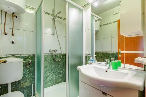 W łazience znajduje się umywalka, prysznic i toaleta. w obiekcie Apartments and rooms by the sea Nerezine, Losinj - 11815 w mieście Nerezine