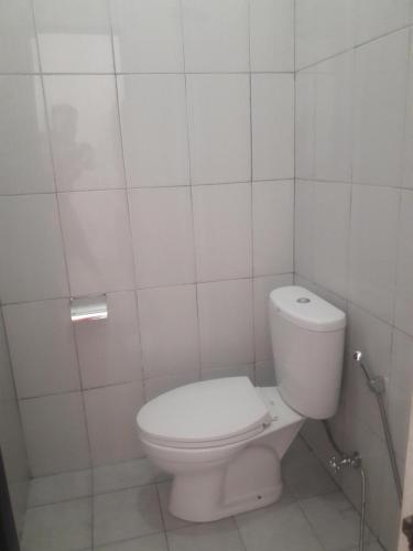 een badkamer met een wit toilet in een kamer bij Cape Rose2 in Gili Trawangan