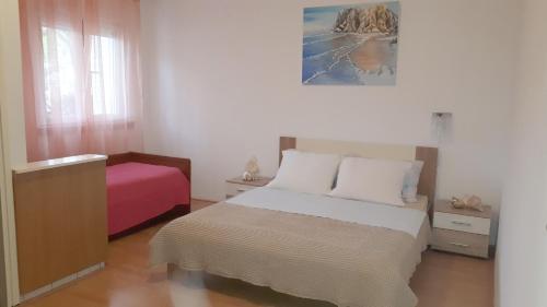 Posteľ alebo postele v izbe v ubytovaní Apartments with parking spaces Starigrad, Paklenica - 11848