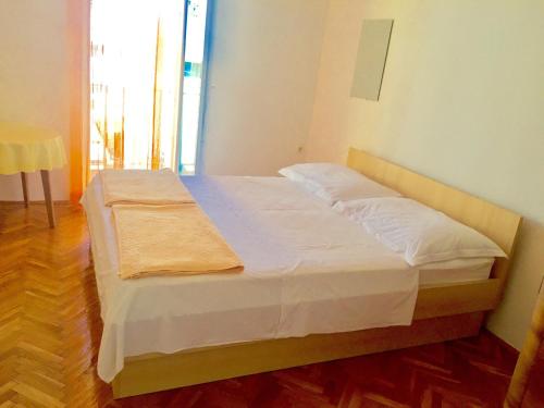 מיטה או מיטות בחדר ב-Apartments by the sea Podgora, Makarska - 11888