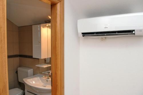 Ένα μπάνιο στο Holiday house with a swimming pool Plano, Trogir - 11897