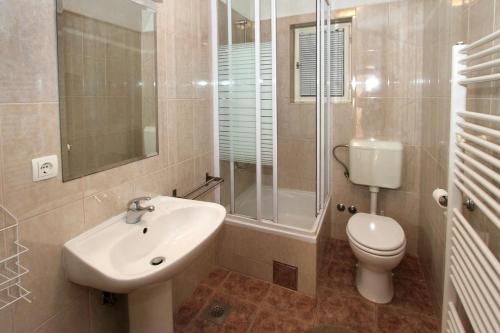 Kúpeľňa v ubytovaní Apartments by the sea Trogir - 11895